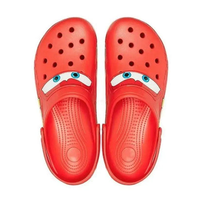 "Kinder Crocs met kleurrijk Cars design, antislipzolen, comfort, Lightning McQueen motief, ideaal voor veilig spelen."