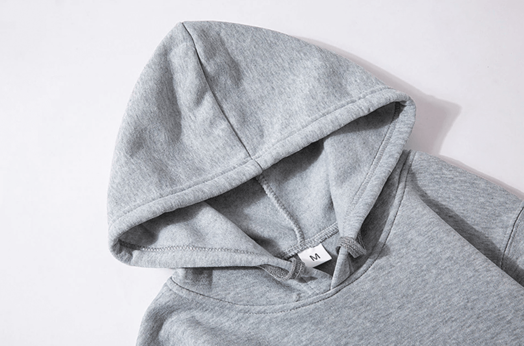 Man en vrouw dragen bijpassende King & Queen sweatshirts, stijlvol en comfortabel voor elk paar.