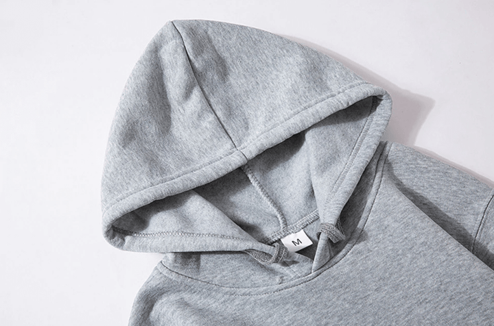 Man en vrouw dragen bijpassende King & Queen sweatshirts, stijlvol en comfortabel voor elk paar.