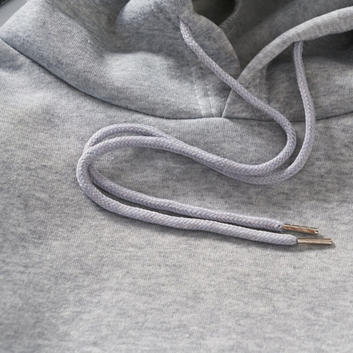 Close-up van de 'Queen' opdruk op een bijpassende koppel hoodie, detail van de trui.
