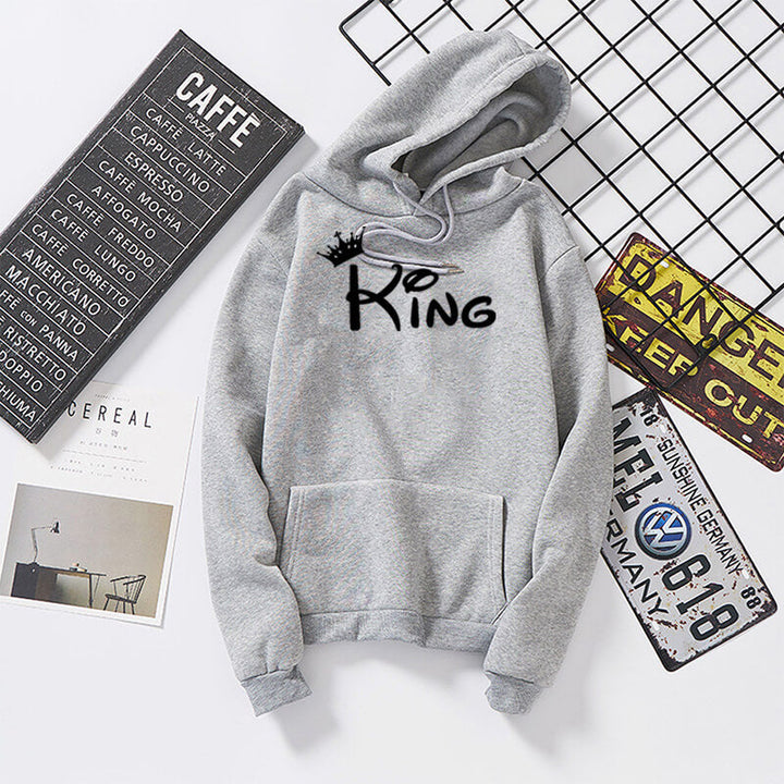 Zwarte bijpassende truien met 'King' en 'Queen' opdruk, voor heren en dames koppel sweatshirt.