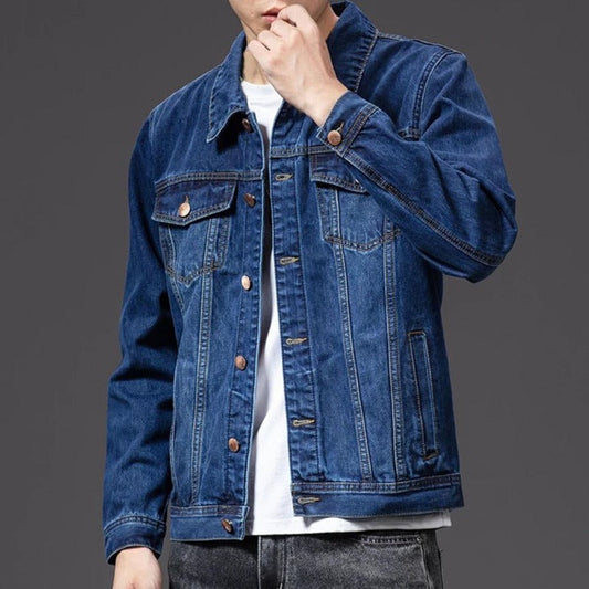 Klassieke blauwe spijkerjas voor heren, tijdloos design, comfortabele pasvorm, robuuste denim look, veelzijdig te combineren.