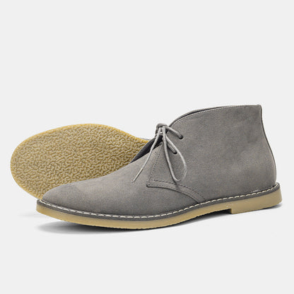 Klassieke desert boots voor heren in bruin suède, stijlvol en comfortabel met slipvaste zool, perfect voor elke gelegenheid.