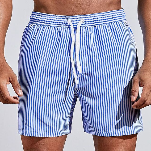 Close-up van maritiem gestreepte heren boardshorts, toont sneldrogende stof en comfortabel design.