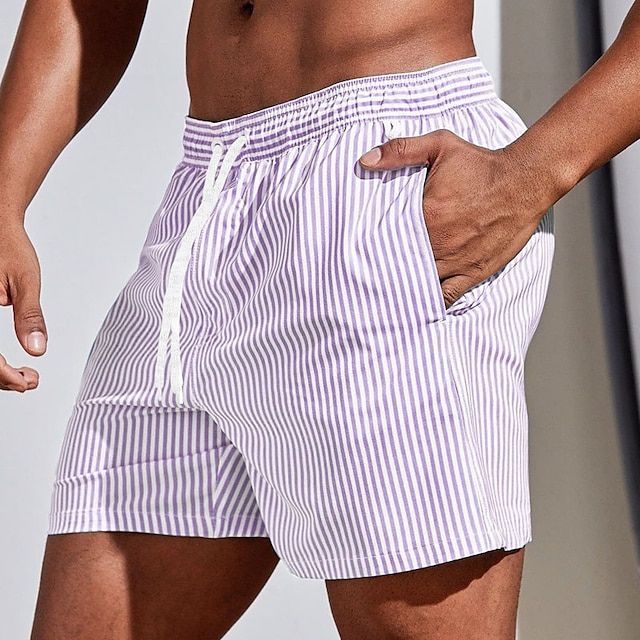 Stijlvolle heren zwemshorts met gestreept patroon, ontworpen voor comfort en een moderne beachwear look.