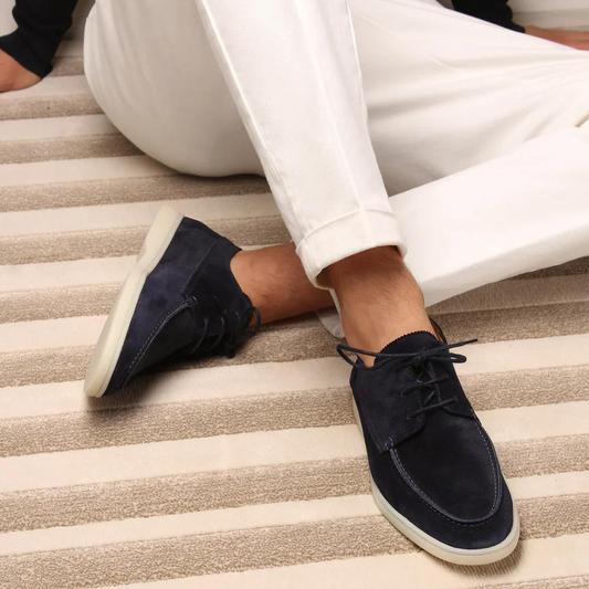 "Klassieke herenschoenen loafers met elegante lijnen en strakke vormgeving, vooraanzicht"