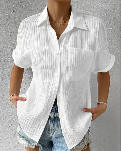 Klassieke korte mouw blouse voor dames, tijdloos design in blauw, roze of wit, button-down, perfecte pasvorm.