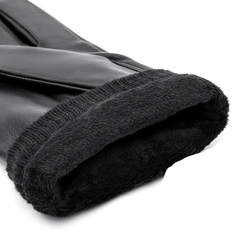 Dames handen dragen warme zwarte leren handschoenen, perfect voor winterse dagen en een elegante look.