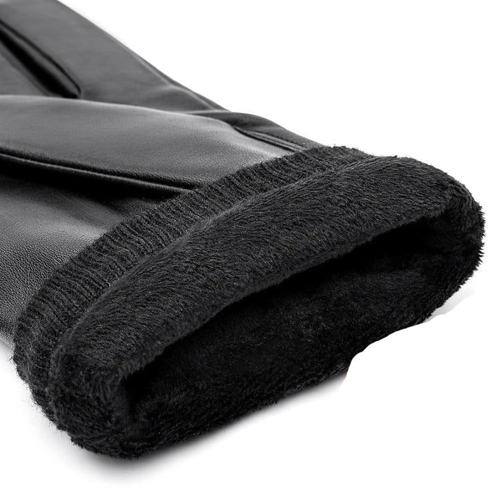 Dames handen dragen warme zwarte leren handschoenen, perfect voor winterse dagen en een elegante look.
