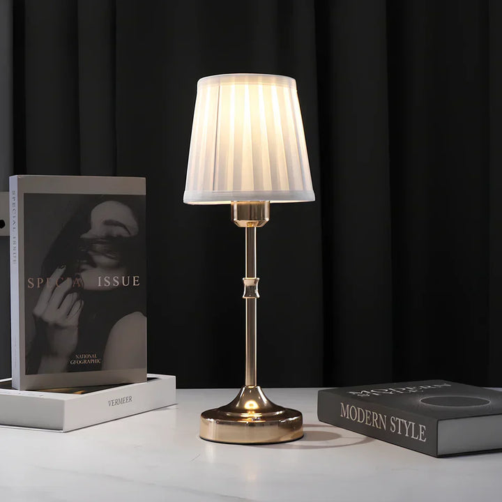 Elegante klassieke tafellamp van metaal. Draadloos met dimbare verlichting, perfect voor moderne en traditionele interieurs.