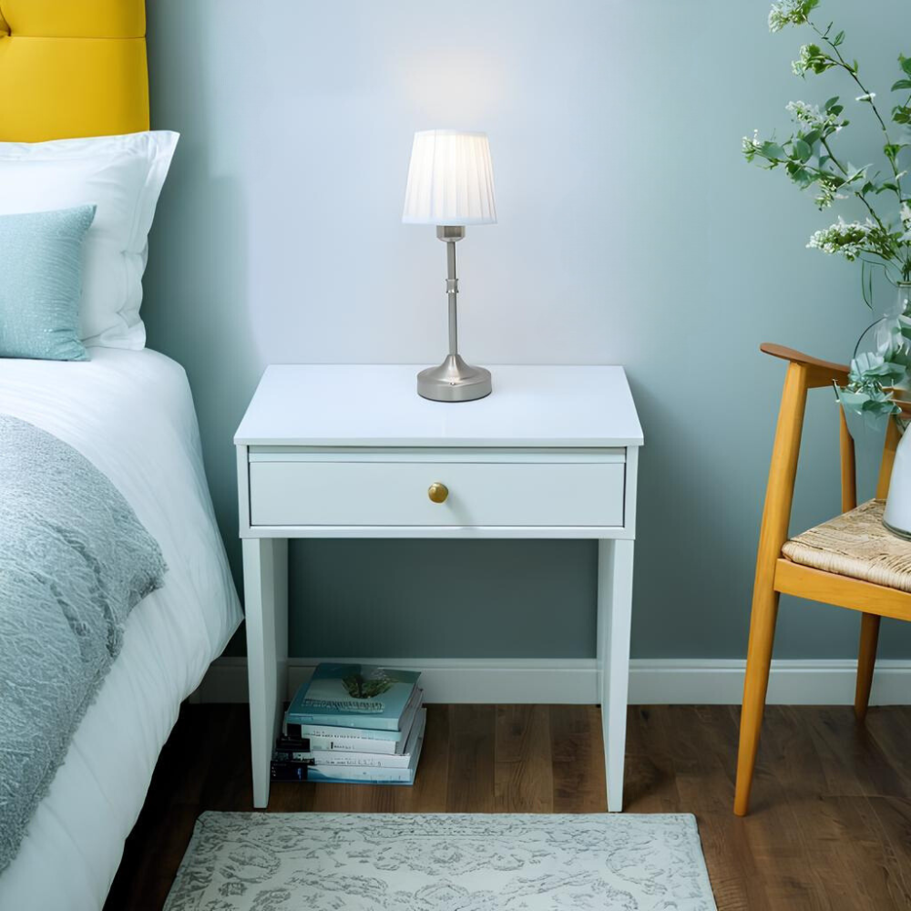 "Klassieke tafellamp met metalen frame en stoffen kap in een interieur, draadloos met drie lichtstanden."