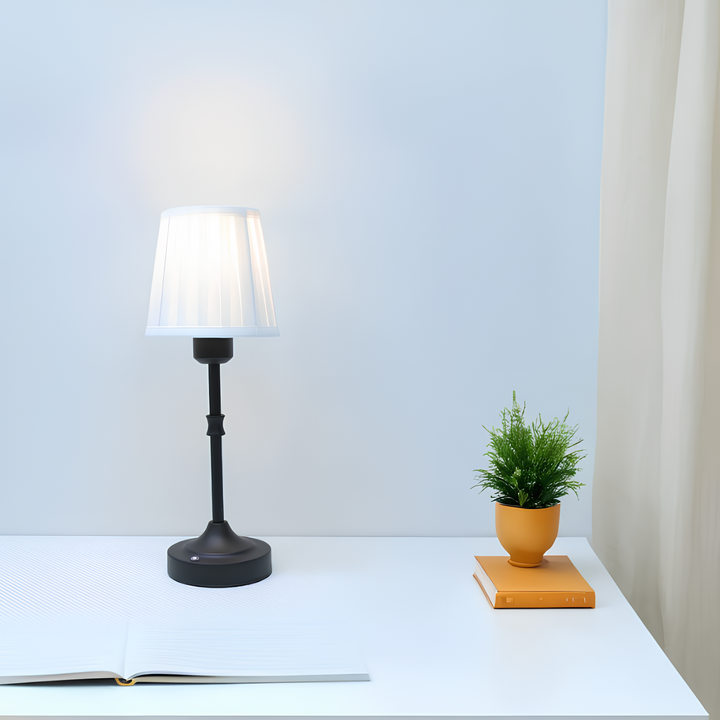 Klassieke draadloze tafellamp op een bijzettafel, verlicht de kamer met een warme, dimbare sfeer. Stijlvol interieur element.