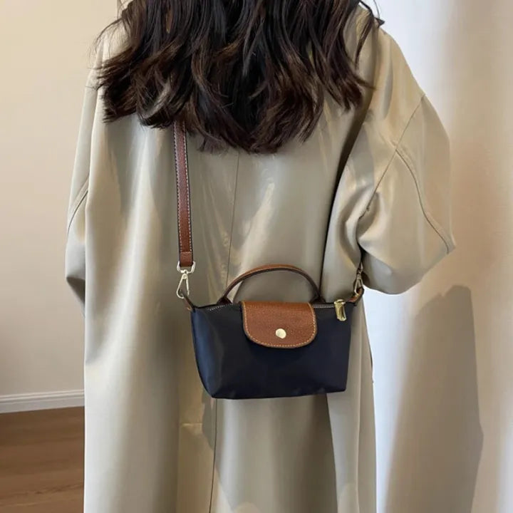Vooraanzicht van een elegante dames mini schoudertas van kunstleer. Modieuze kleine handtas voor een stijlvolle look.