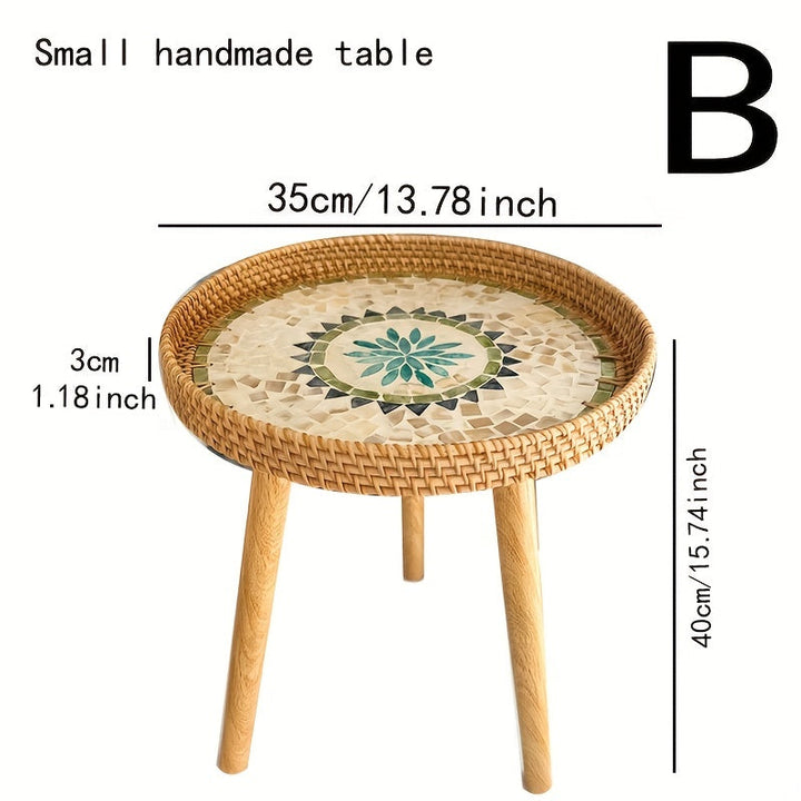 Sfeervolle rieten bijzettafel Elin, met ruimte voor een groene plant en decoratie in een tijdloos design.