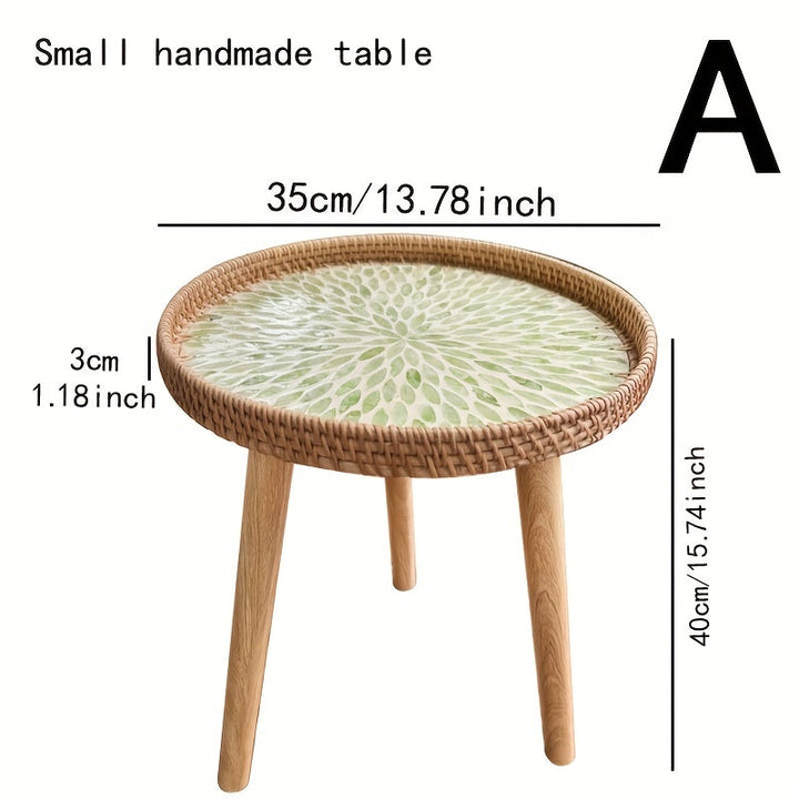 Ronde houten bijzettafel Elin met rieten onderstel, een veelzijdig en natuurlijk meubelstuk voor elke kamer.