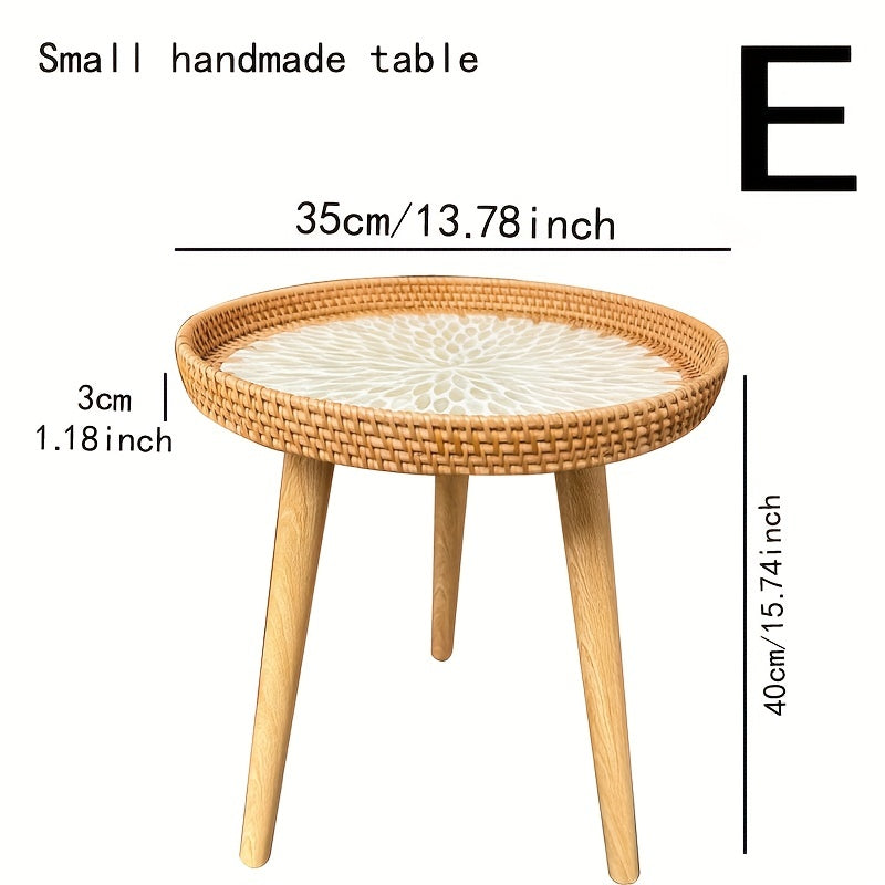 De tijdloze Elin bijzettafel, vervaardigd uit natuurlijk riet en duurzaam hout, verrijkt uw woonkamer.