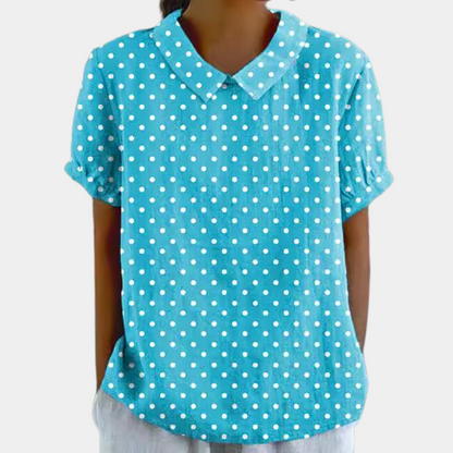 Kleurrijke damesblouse met bloemenpatroon, korte mouwen en ronde kraag, ideaal voor casual zomeroutfits.