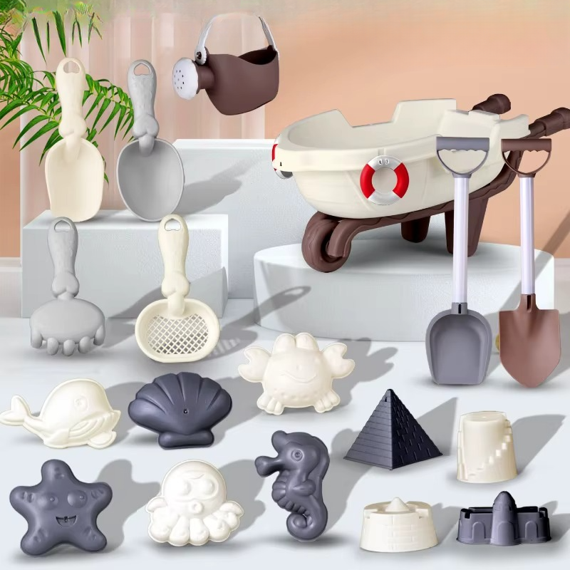 "Kleurrijke kinderset met zandvormen en emmer voor creatief spel op het strand. Duurzaam, compact, stimuleert fantasie."