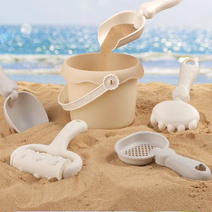"Kleurrijke kinderset met zandvormen en emmer voor creatief spel op het strand. Duurzaam, compact, stimuleert fantasie."