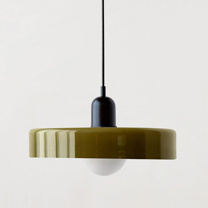 Moderne artistieke hanglamp, voorzien van kleurrijk glas in Bauhaus design.
