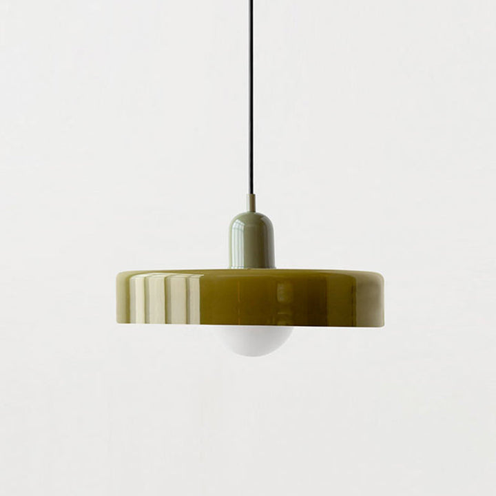 Artistieke hanglamp met kleurrijk glas, een designstuk voor moderne verlichting.