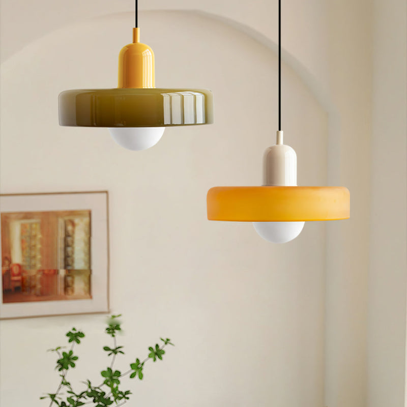 Moderne glazen plafondlamp in Bauhaus stijl, met levendige kleuren.