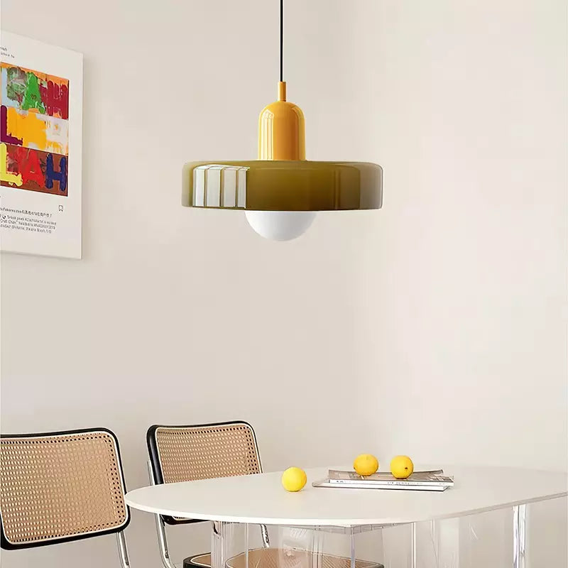 Artistieke glazen hanglamp, Bauhaus geïnspireerd, met levendige kleuren.
