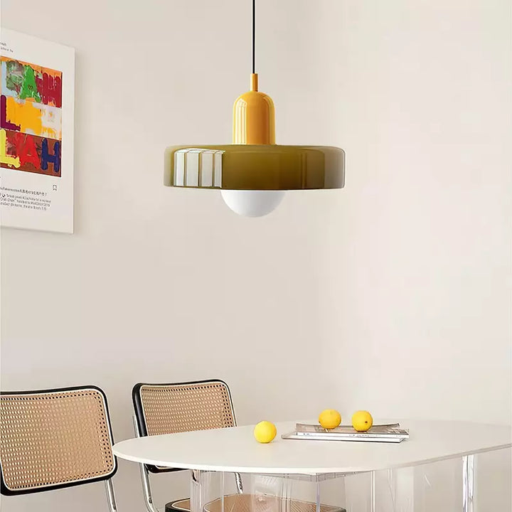 Artistieke glazen hanglamp, Bauhaus geïnspireerd, met levendige kleuren.