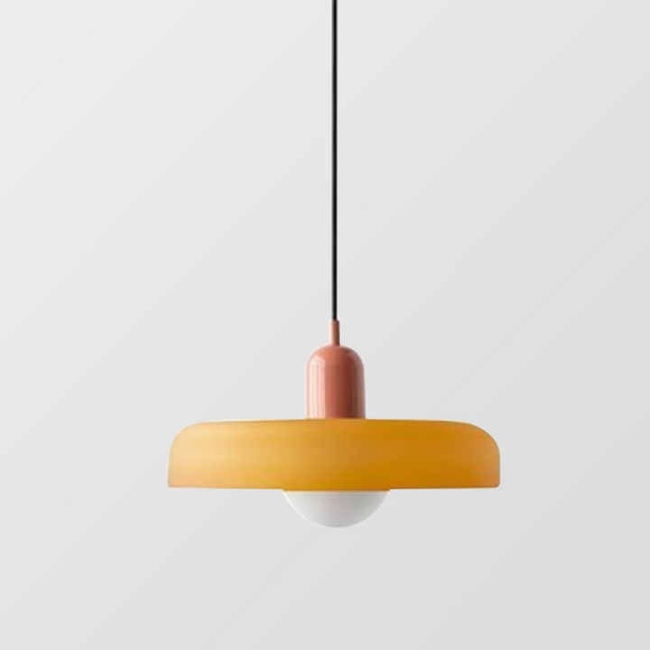 Design hanglamp met artistiek glas, Bauhaus esthetiek, kleurrijk.