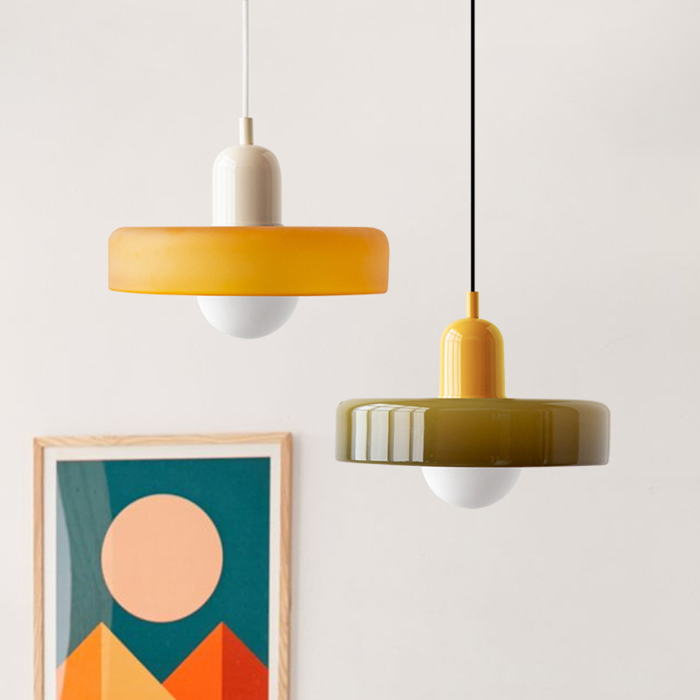 Glazen Bauhaus hanglamp, modern en kleurrijk, voegt artistiek flair toe.