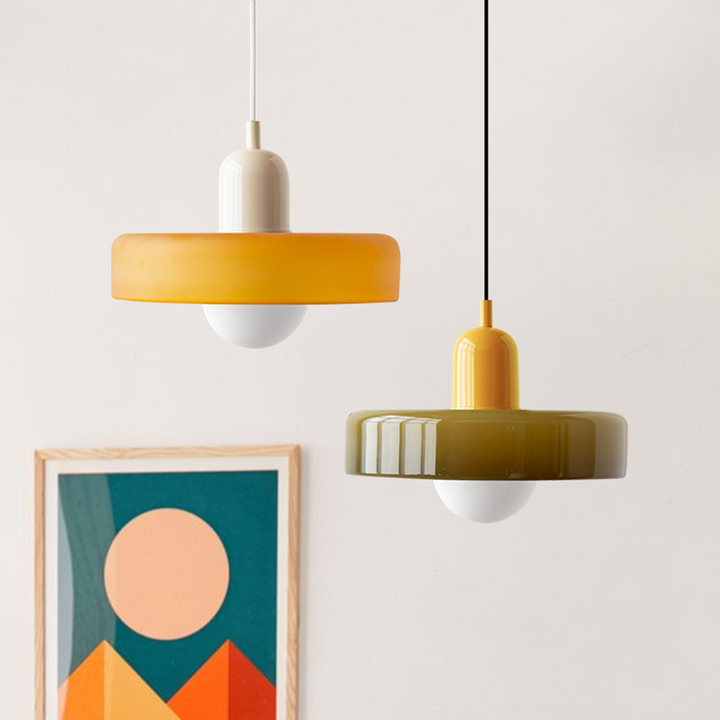 Glazen Bauhaus hanglamp, modern en kleurrijk, voegt artistiek flair toe.