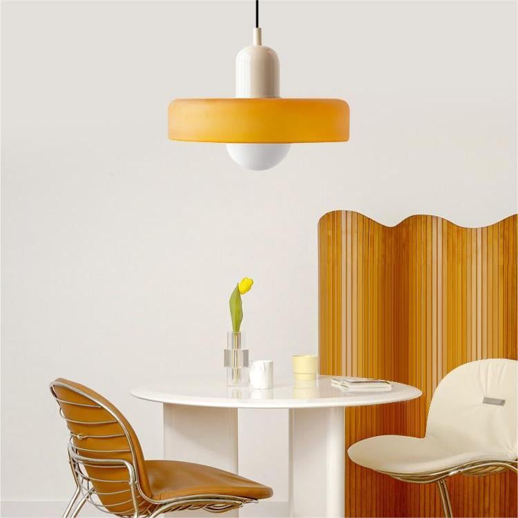 Plafondlamp met kleurrijk glas design, Bauhaus geïnspireerd en artistiek.