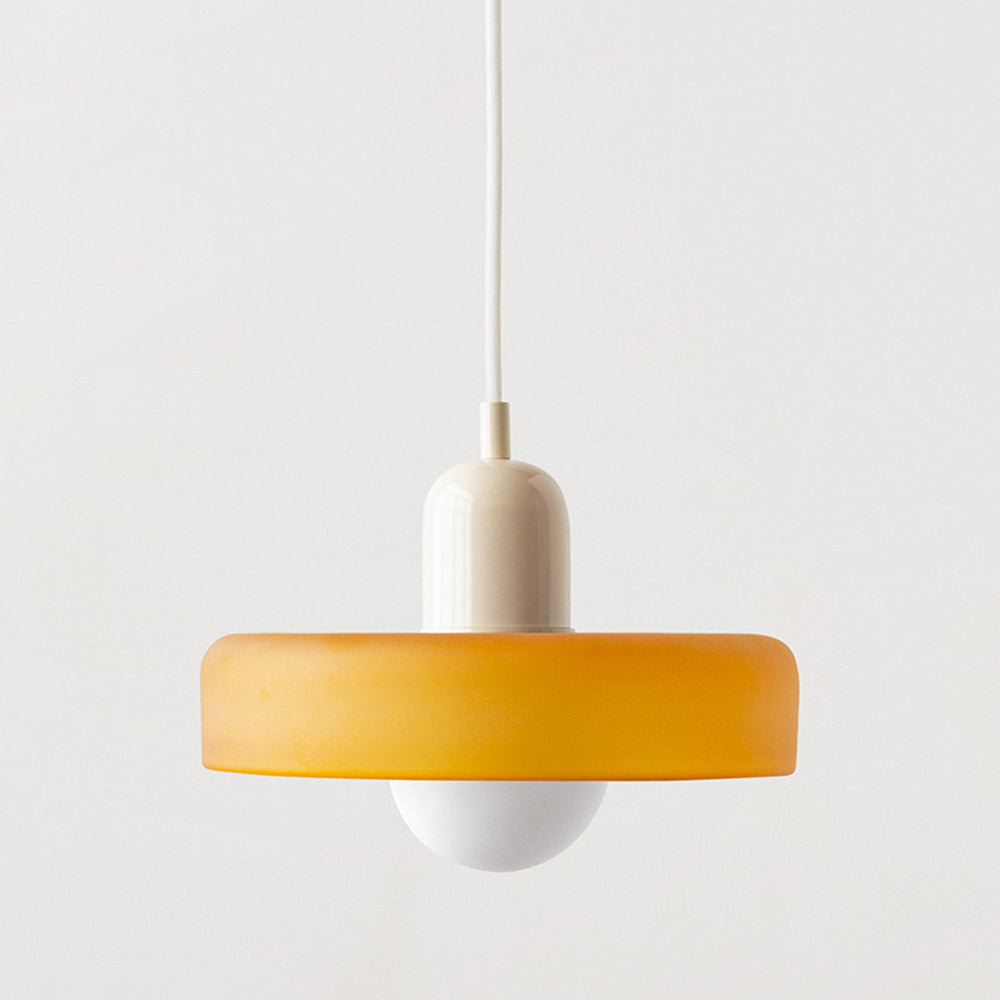 "Kleurrijke StiloGlas hanglamp met glas-in-lood details in Bauhaus-stijl, perfect voor stijlvolle en artistieke interieurs."
