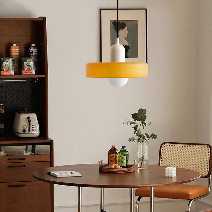 Artistieke Bauhaus lamp, glas en kleurrijk, voor een uniek interieur.