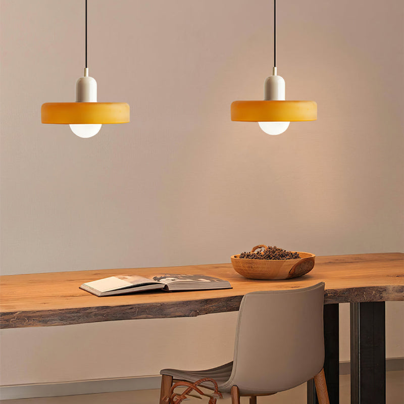 Bauhaus plafondlamp, artistiek en kleurrijk glas, voor een eigentijds interieur.