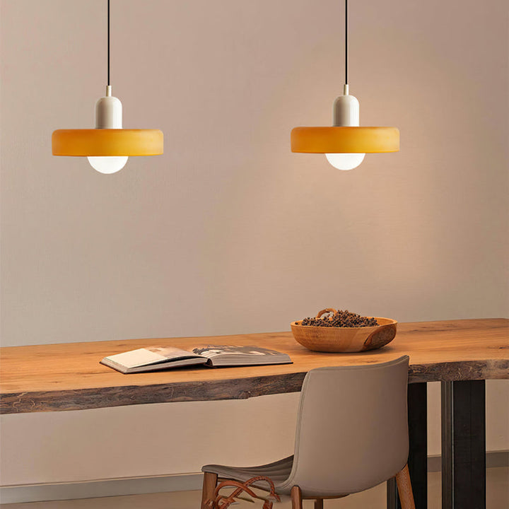 Bauhaus plafondlamp, artistiek en kleurrijk glas, voor een eigentijds interieur.
