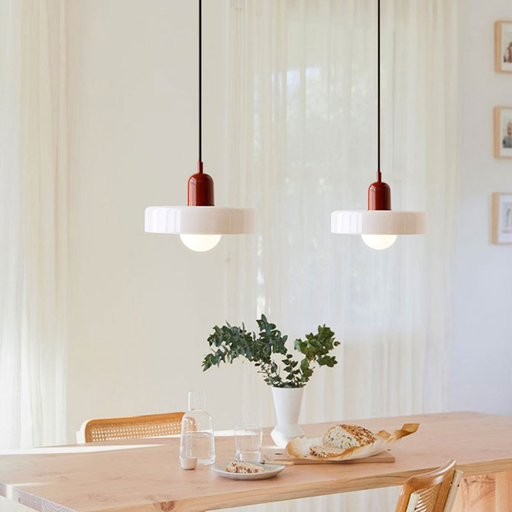 Artistieke verlichting: Bauhaus hanglamp met levendig kleurrijk glas.