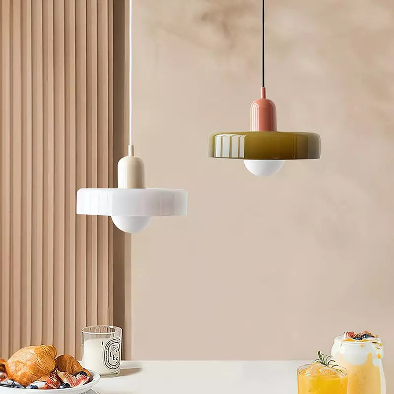 Artistieke hanglamp, met glazen elementen in Bauhaus stijl, kleurrijk.