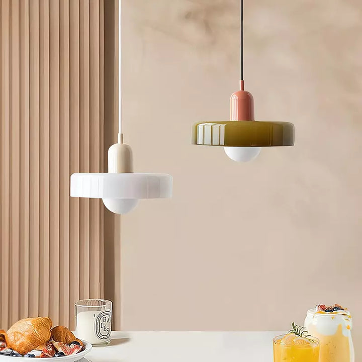 Artistieke hanglamp, met glazen elementen in Bauhaus stijl, kleurrijk.
