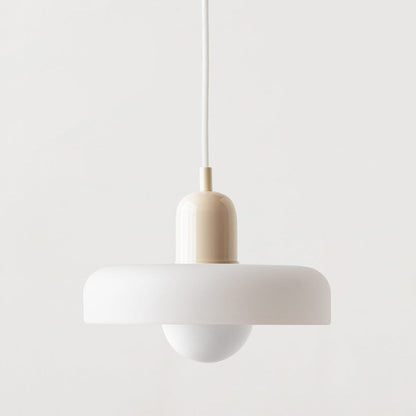 "Kleurrijke StiloGlas hanglamp met glas-in-lood details in Bauhaus-stijl, perfect voor stijlvolle en artistieke interieurs."