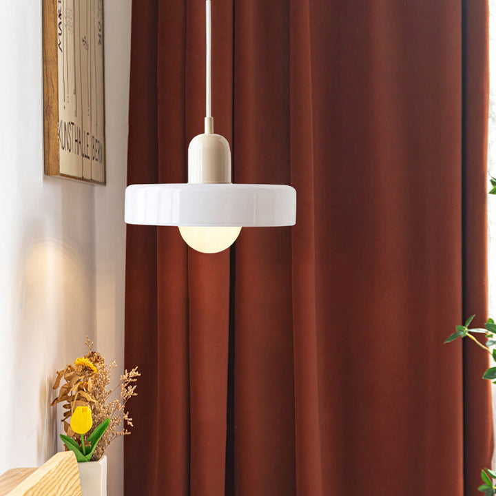 Moderne Bauhaus hanglamp, kleurrijk glas, een artistieke toevoeging.