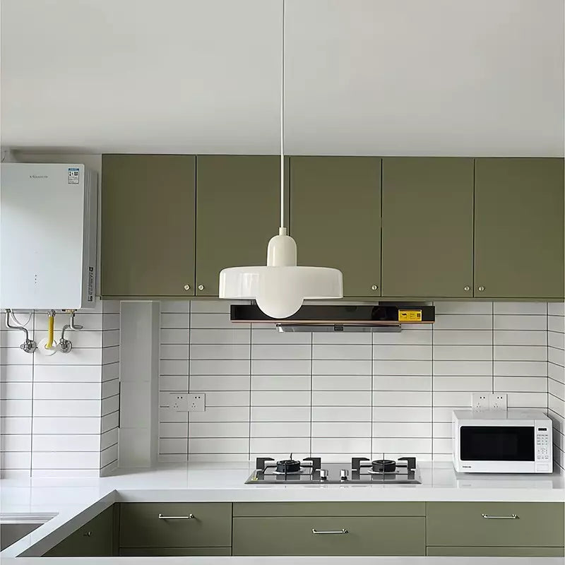 Design plafondlamp met kleurrijk glas, Bauhaus inspiratie, voor interieur.