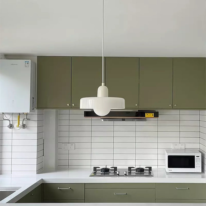 Design plafondlamp met kleurrijk glas, Bauhaus inspiratie, voor interieur.