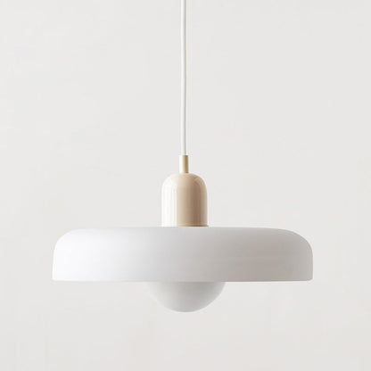 "Kleurrijke StiloGlas hanglamp met glas-in-lood details in Bauhaus-stijl, perfect voor stijlvolle en artistieke interieurs."