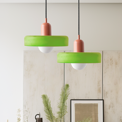 "Kleurrijke StiloGlas hanglamp met glas-in-lood details in Bauhaus-stijl, perfect voor stijlvolle en artistieke interieurs."