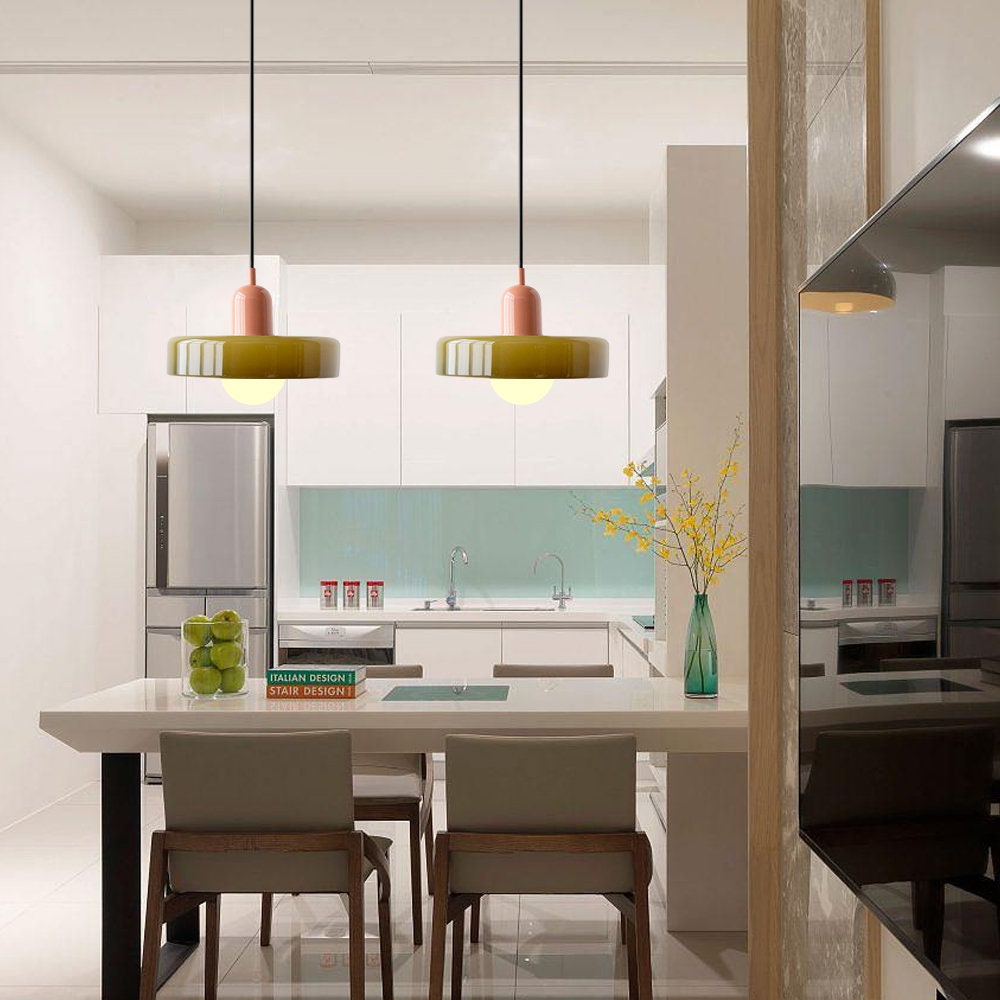 Glazen Bauhaus hanglamp, kleurrijk en modern, ideaal voor interieur.