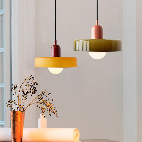 Artistieke plafondlamp van kleurrijk glas, geïnspireerd op Bauhaus design.