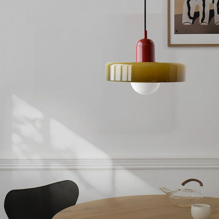 Design hanglamp met Bauhaus glas, kleurrijke verlichting voor hedendaagse interieurs.