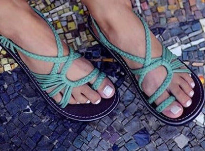 "Kleurrijke strand sandalen voor dames met verstelbare banden en comfortabele zool, perfect voor zomerse dagen op het strand.