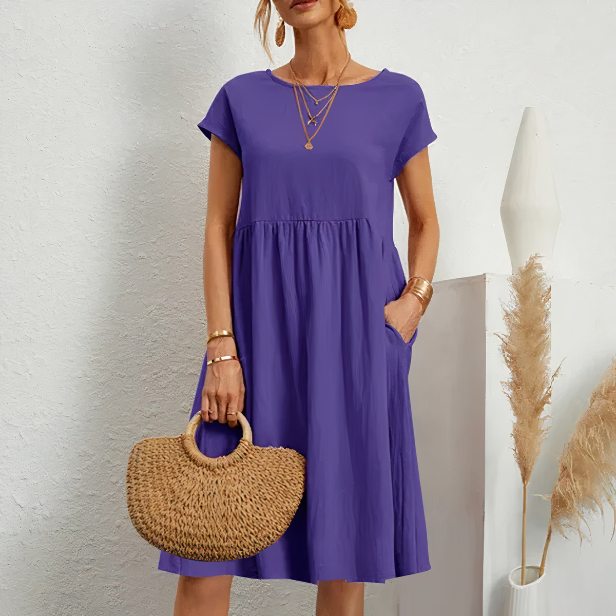 "Knielange zomerjurk dames in katoen met zakken, elegante en comfortabele pasvorm voor casual en feestelijke momenten."